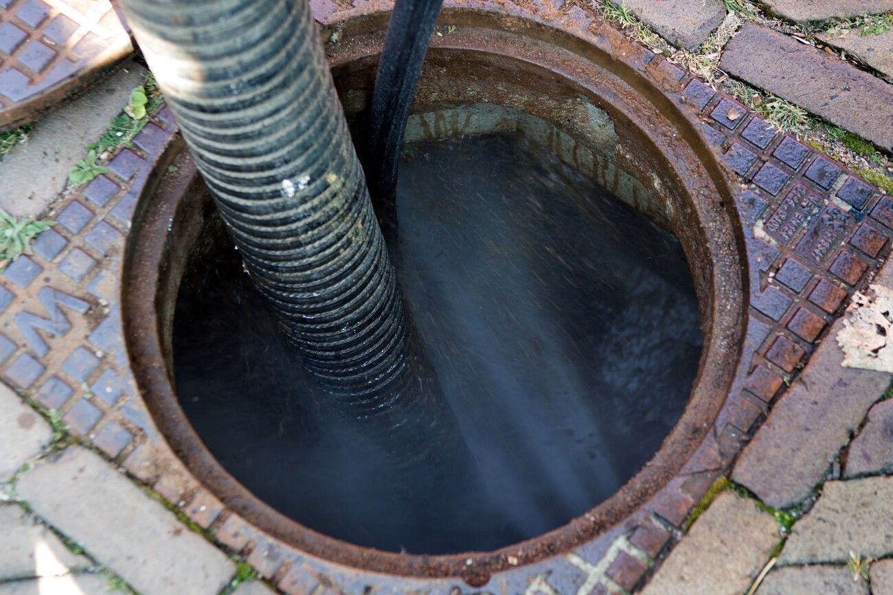 Snelle rioolontstopping in Den Haag – Najemer staat paraat!